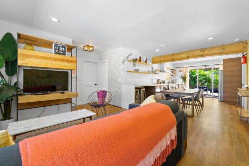 Little Ranches House | Charming Farmhouse Retreat Near Hollywood Beach with Hot Tub