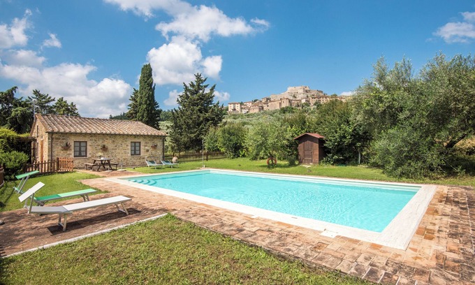 Castiglione d'Orcia Villa | Relaxing Villa Agriturismo Il Pratone with Private Pool