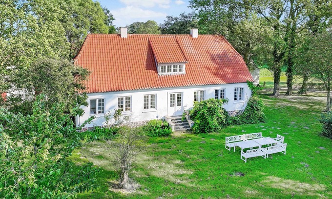 Langeland Municipality House | Farmhouse with a view of wild nature