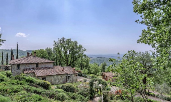 Castellina in Chianti House | Charming Farmhouse with Pool & Jacuzzi in Panoramic Chianti
