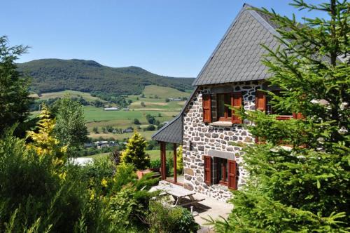 Le Claux House | Scenic Farmhouse with Mountain View - Pet and Child Friendly