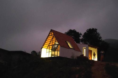 Elappara House | Cozy Farmstay in ചില്ലുകൂടാരം with Family-Friendly Amenities