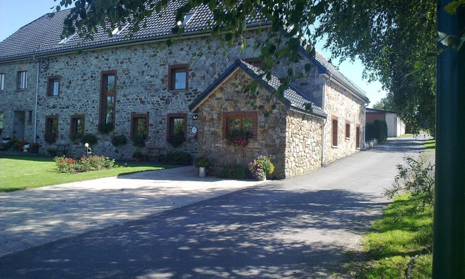 Arimont Cottage | Spacious Residence Near Top Tourist Cities & Pet Friendly