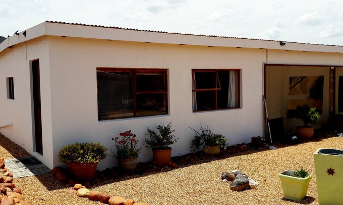 Kannaland Apartment | Cozy Farmstyle Retreat with Kitchen & Breakfast Options