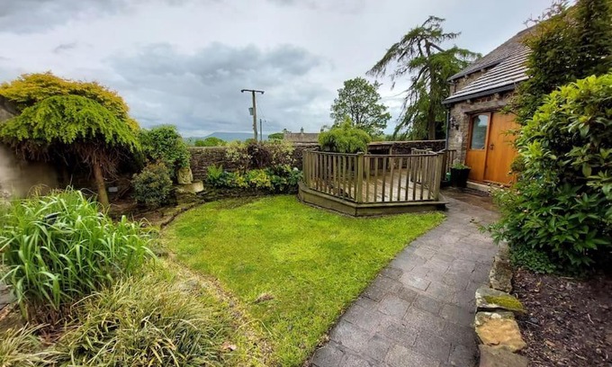 Clitheroe House | Charming Farmstyle Cottage with Pet-Friendly Amenities