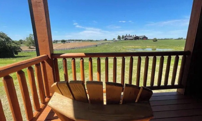 Harrodsburg Villa | Relaxing Farmview Villa on Bourbon Trail with Hot Tub