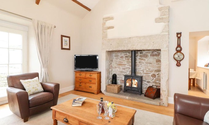 Chathill House | Farnelea: 4-Star Gem with Pet and Child-Friendly Amenities