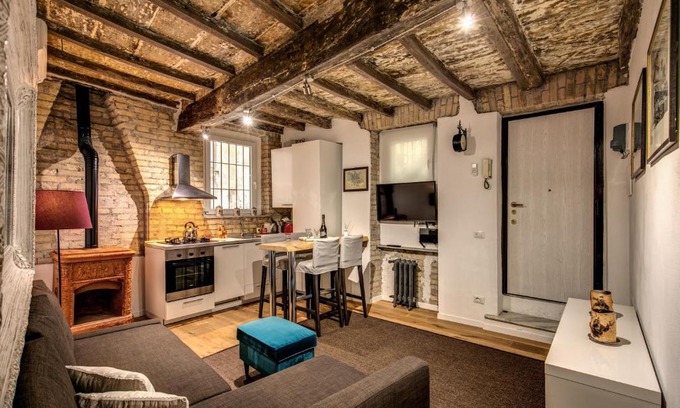 Rione VII Regola Apartment | Elegant Farnese House in Rome: Pool, Breakfast & Family Fun