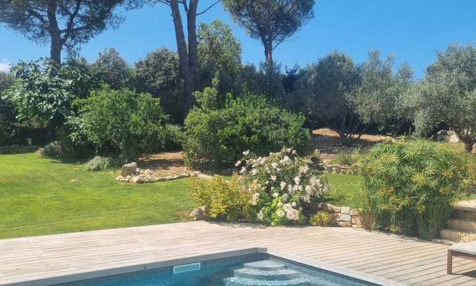 Calas Villa | Tranquil Villa with Pool near Aix and Marseille – 10/10 Rated