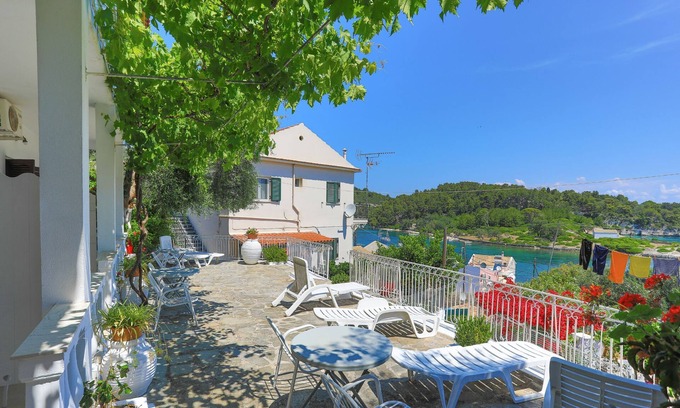 Gaios Apartment | Guest Rated 10/10: Faros Octo Gaios Guest House by the Sea