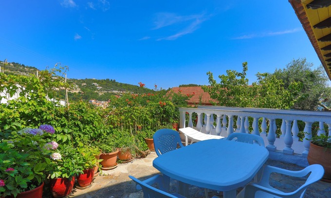 Gaios Apartment | Cozy Faros Pende Studio with Ocean Views Near the Beach