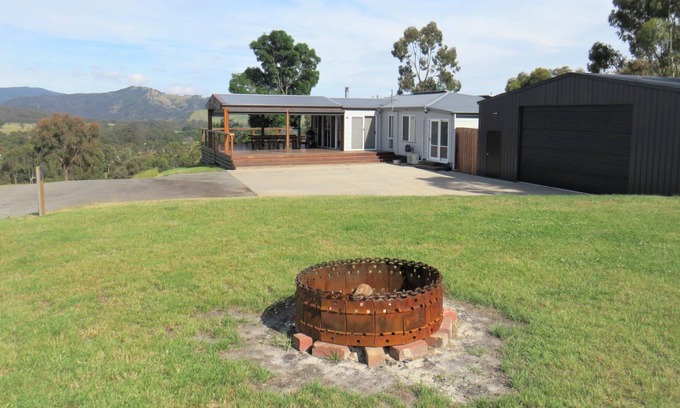 Goughs Bay House | Farr Gough - Family-Friendly Getaway Near Lake Eildon