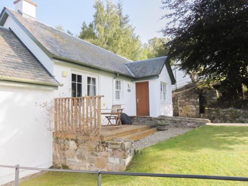 Strathtummel House | 5-Star Farragon Cottage: Pet & Child Friendly Retreat