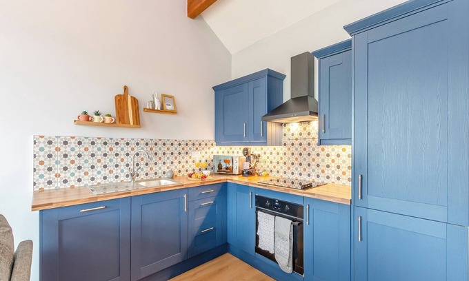 Oldfield Cottage | Guest Rated: Farways Den with Scenic Worth Valley Views