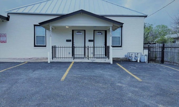 Near East Side House | Cozy 2BR Retreat Near Vibrant Downtown & Riverwalk