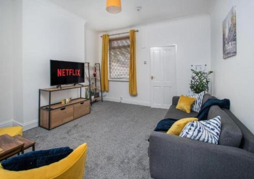 Goole Apartment | Charming Four-Bedroom House in Family-Friendly Sicily