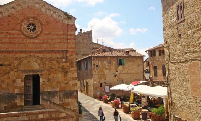 Colle di Val d'Elsa Apartment | Enchanting Apartment with Pool in a Medieval Village