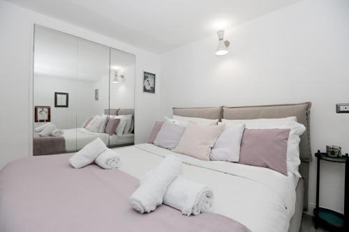 Tricolore Apartment | Stylish Fashion Loft Just 8 Minutes from DUOMO