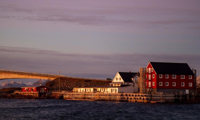 Henningsvaer Hotel | Accessible Family Retreat at Fast Hotel Henningsvær