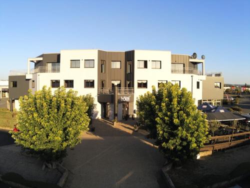 Sebazac-Concoures Hotel | Pet-Friendly Fasthotel L'Eldorado with Breakfast Included