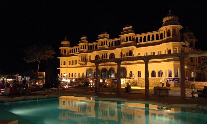 Desuri Hotel | Explore Fateh Bagh: Family-Friendly with Pool & Spa