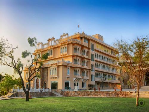 Lake Pichola Bed & Breakfast | Discover Fateh Niwas: 4-Star Comfort with Pool & Breakfast