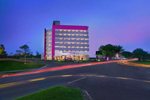 Cikarang Hotel | Family-Friendly favehotel Jababeka Cikarang with Pool