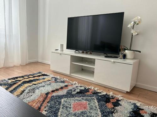 Favoriten Apartment | Oceanfront Haven: Favoriten Apartments with Pool & Restaurant