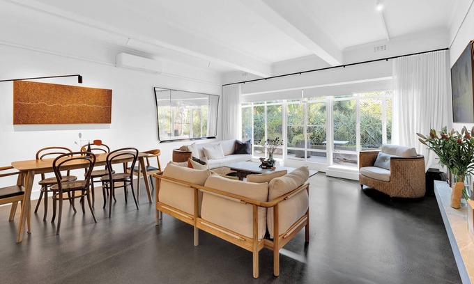 South Yarra Apartment | Fawkner Parkside Art House. Two bedroom apartment with spectacular park frontage