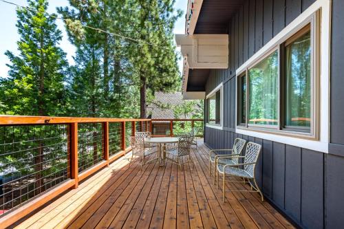 Tahoma House | Secluded Fawn by AvantStay Cabin with Large Forest Deck