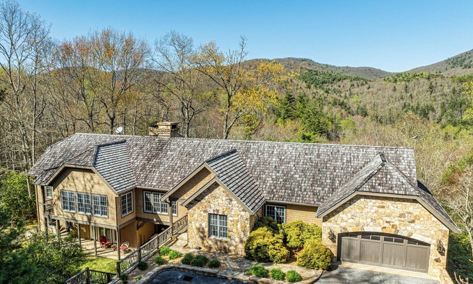 Highlands House | Fawn Creek - Breathtaking Mountain Views & Pet Friendly