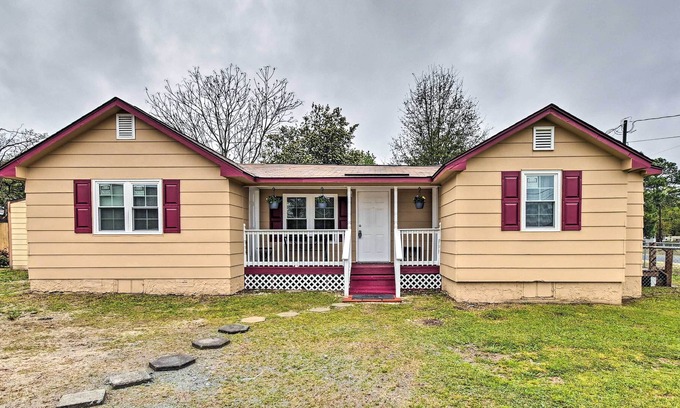 South View House | Fayetteville Vacation Home w/ Charcoal Grill!