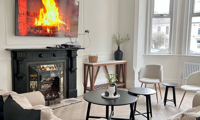 Walsall House | Historical Fayhomes West Midlands: Family-Friendly Getaway