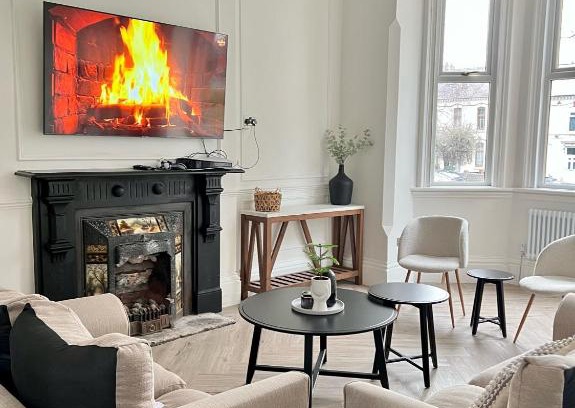 Walsall House | Elegant Fayhomes West Midlands: 4-Star Family Retreat