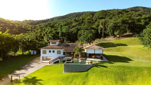 Conceicao do Mato Dentro House | Inviting Fazenda do Barro CMD: Pet-Friendly Retreat