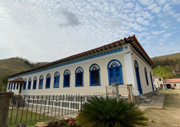 Duas Barras House | Pet-Friendly Retreat at Fazenda Penedo with Pool & Breakfast