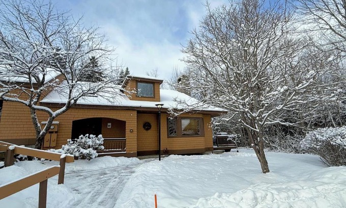 Bretton Woods House | FC14 Slopeside Bretton Woods cottage with AC large patio and private yard Walk to slopes