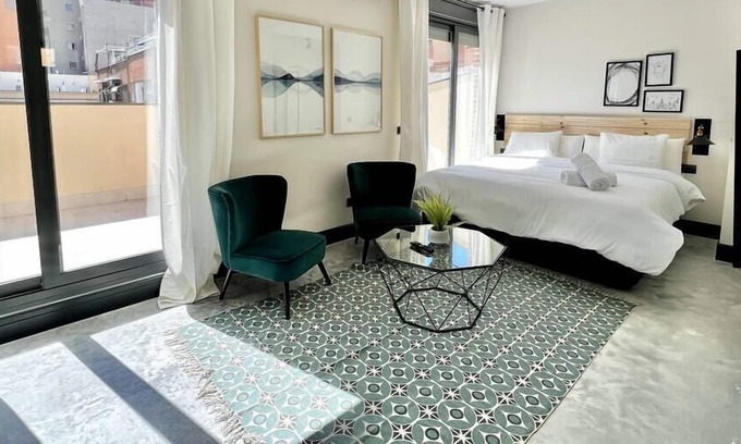 Almendrales Apartment | Stylish Apartment with Private Terrace and Free Wi-Fi