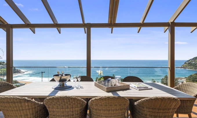 Whale Beach House | Cozy Oceanfront Retreat at FEATHER TOP - Rated 9/10