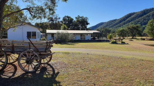 Smoko House | Scenic Feathertop Views and Barn for Family Getaways