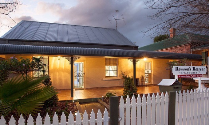East Tamworth House | Federation 5 Bedroom Home - Family-Friendly with Breakfast