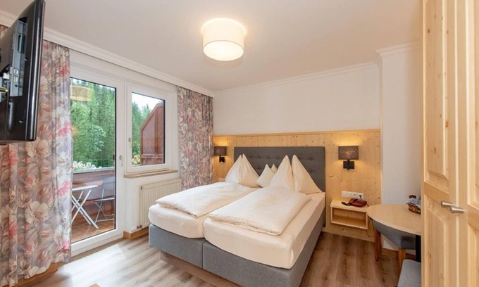 Filzmoos Apartment | Cozy Retreat for Two at Herrmann Guesthouse with Pool
