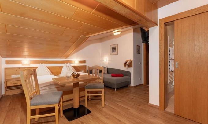 Filzmoos Apartment | Comfortable Room for 3 at Herrmann Guesthouse with Pool