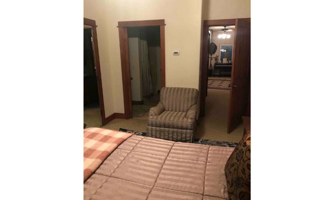 Aspen House | Experience Local Life in Aspen with Family-Friendly Amenities