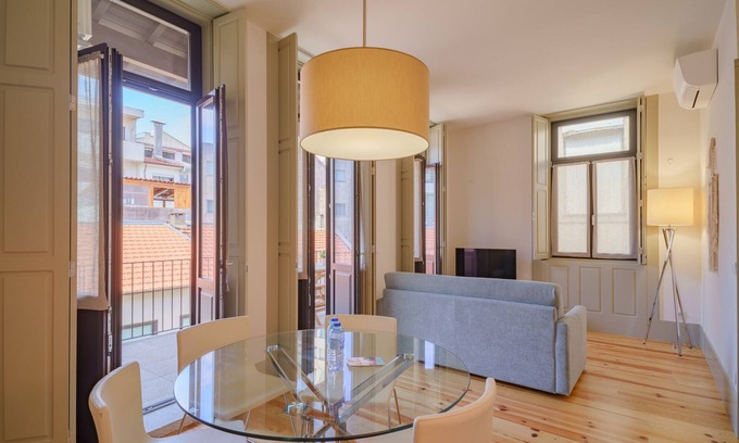 Leixões Apartment | Cozy Matosinhos Ocean Flat III with Balcony & Spa Amenities