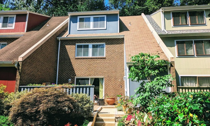 Reston House | Experience Comfort in a 4 Bedroom Townhome in Reston!