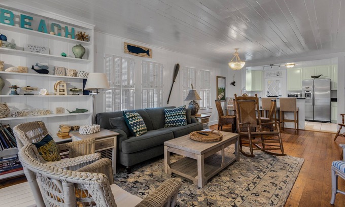 Laguna Beach Estates Cottage | Beachy Cottage: Oceanfront Bliss with Spa & Pool Access
