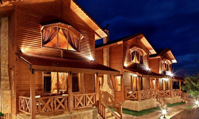 Ano Trikala Apartment | Feggarognemata Suites: Family-Friendly Bliss with Hot Tub