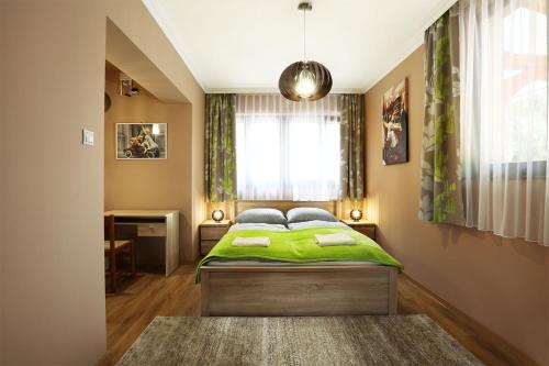 Gyoparosfuerdo Bed & Breakfast | Pet-Friendly Fehér Hattyú Panzió with Ocean Views