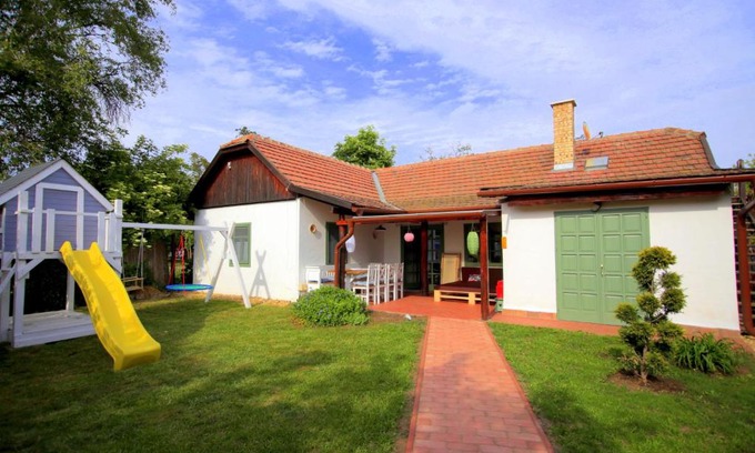 Tiszafured Apartment | Inviting Fekete Gólya XL: Family-Friendly with Hot Tub